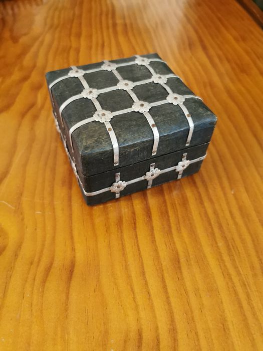 Caixa preta em madeira