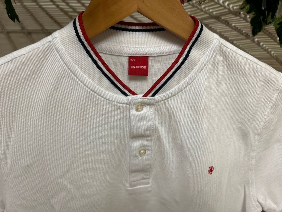 Polo branco de marca para rapaz