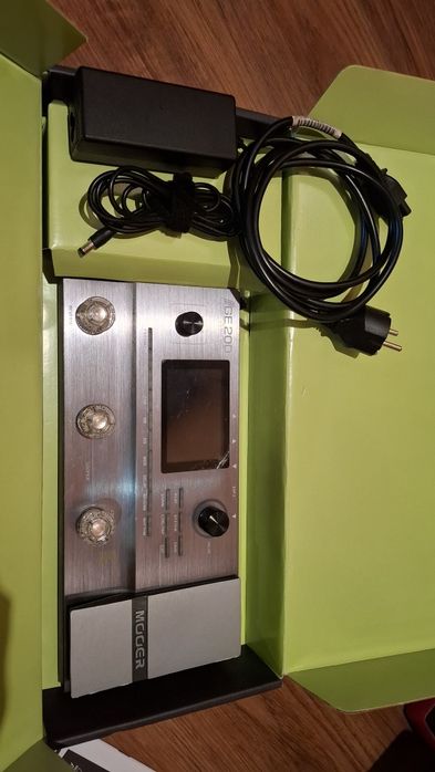 Pedaleira se guitarra/baixo Mooer GE-200
