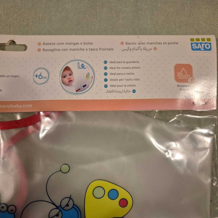 Babete com mangas e bolsa da SARO