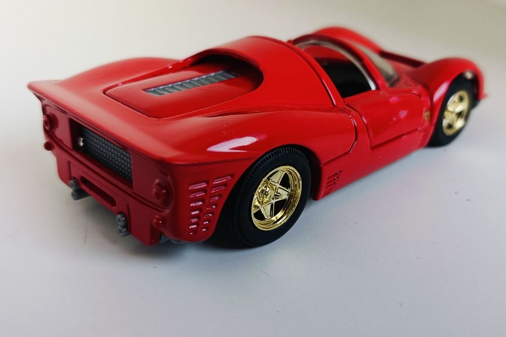Ferrari 330 P4 (1967)

Miniatura em bom estado com caixa

Escala 1/36