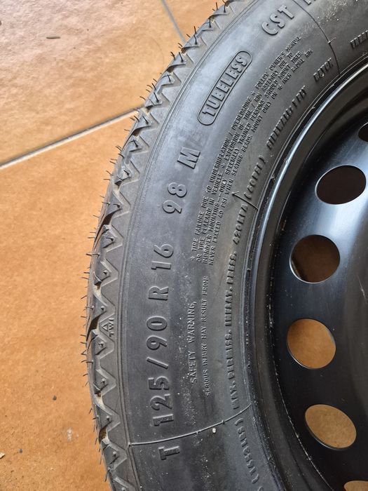 Pneu sobresaliente Continental MB Clase A