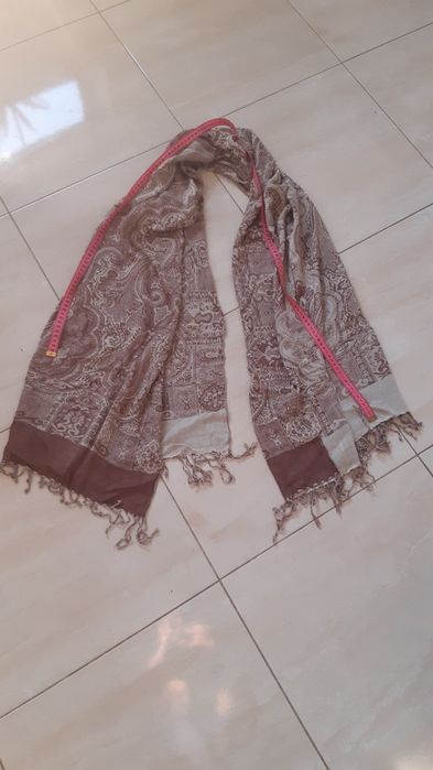 Długi szal szalik w beżowo kremowe ornamenty