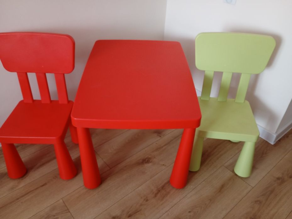 Stolik z dwoma krzesełkami