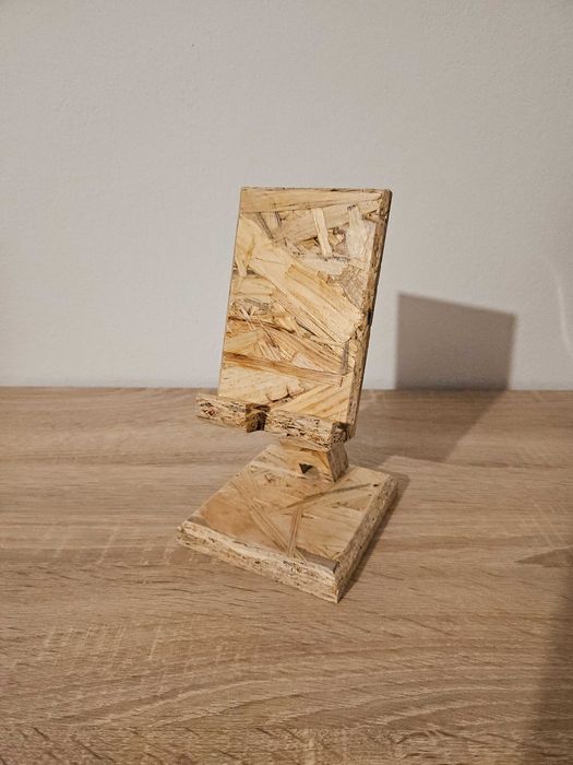 Stojak podstawka na telefon e-book z drewna płyty OSB lakier v2.0