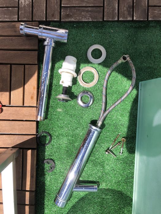 Lavatório suspenso em vidro