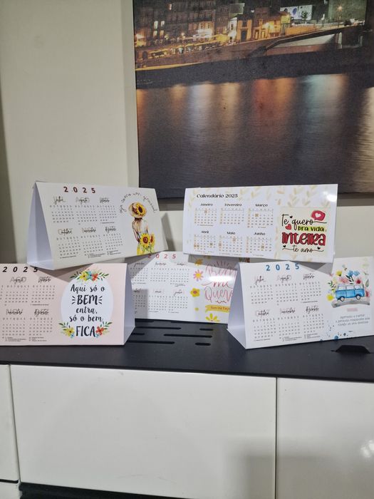 Caneca, calendário, e azulejos e várias outros itens personalizados