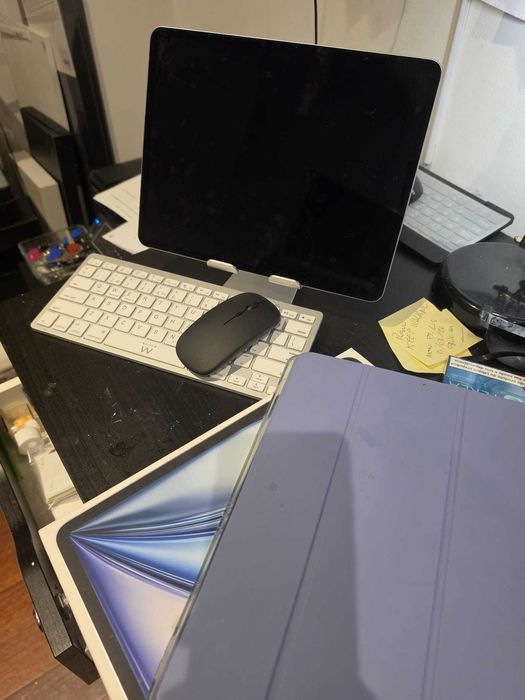 IPad air 13 M2 256 like new, Rarely used, w box and acessories