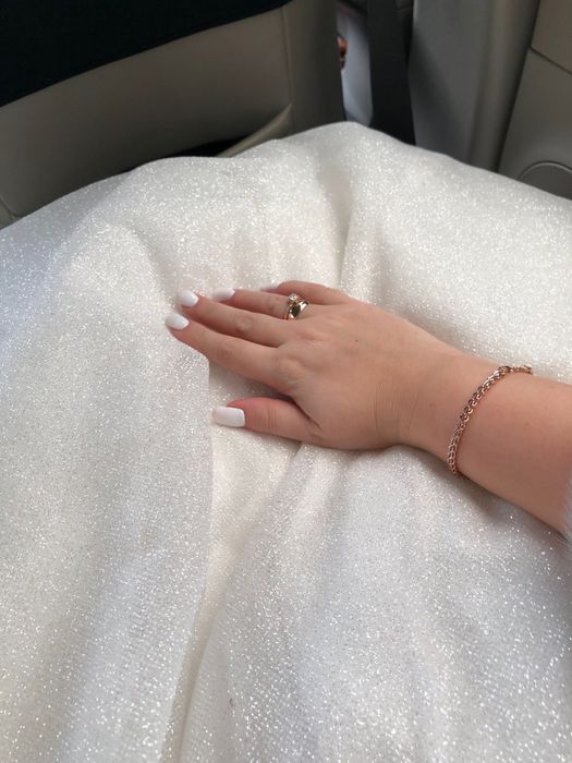 Весільна сукня пишна , біла , блискуча