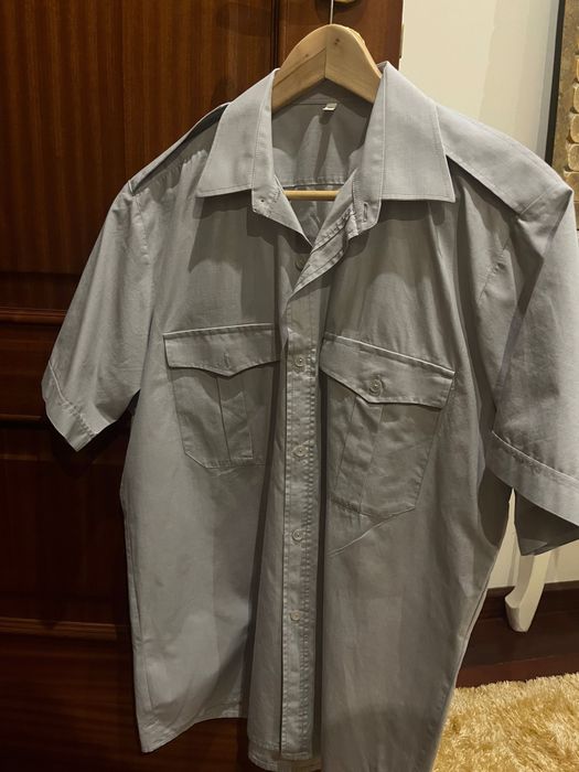 Camisa cinzenta de manga curta do Exército Português