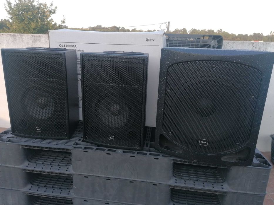 P. A  compostos por 2 colunas300w e um grave amplificado