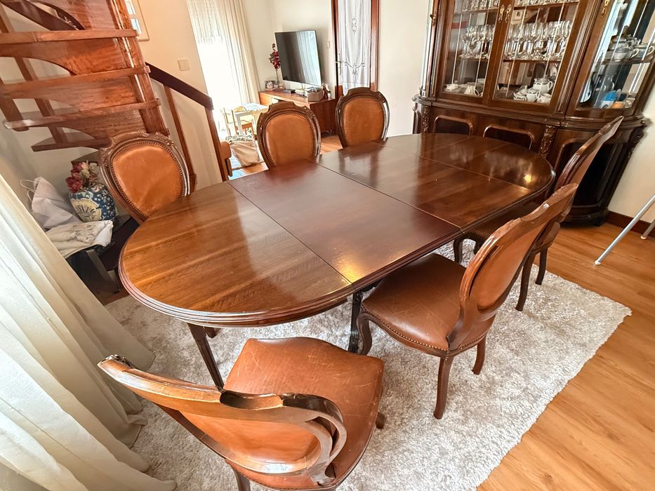 Conjunto sala completo(mesa + 6 cadeiras + cristaleira/ aparador) clássico e em bom estado