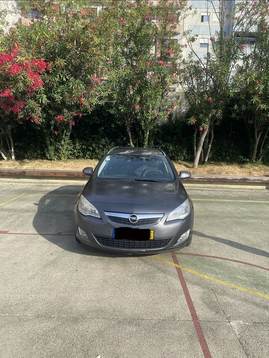 Carrinha Opel Astra J Sports Tourer 1.7 CDTI 125 cv — novembro de 2010 foto 3