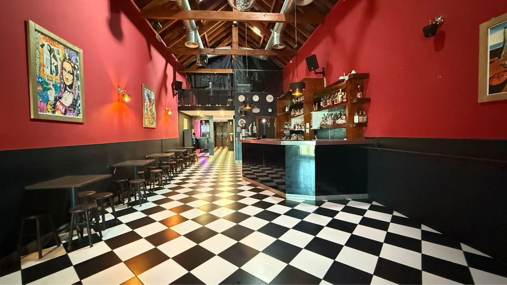 Bar na Praça do Peixe - Aveiro | 2 pisos | até 04h | Esplanada