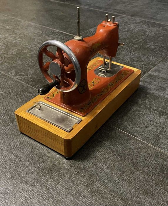 Детская швейная машинка ДШМ-1 СССР