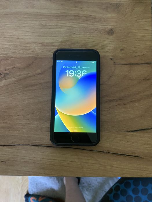 iphone 8  64gb + 2 etui