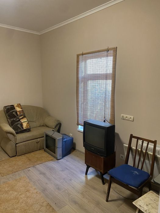 Частина будинку по вулиці Домбровського фасадна