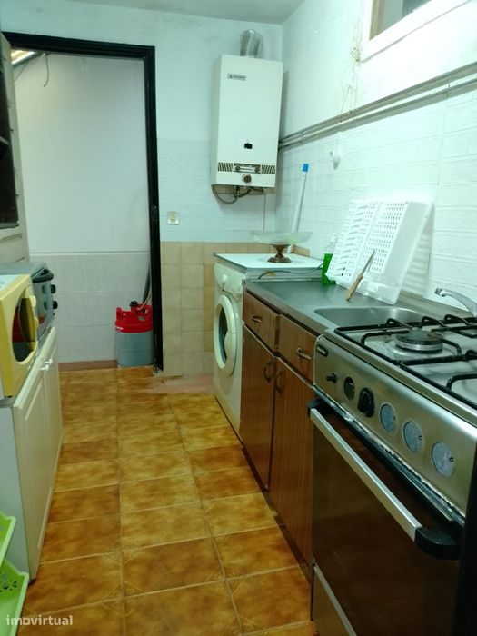 Apartamento T4+1 em Rés-do-chão — Bom estado.