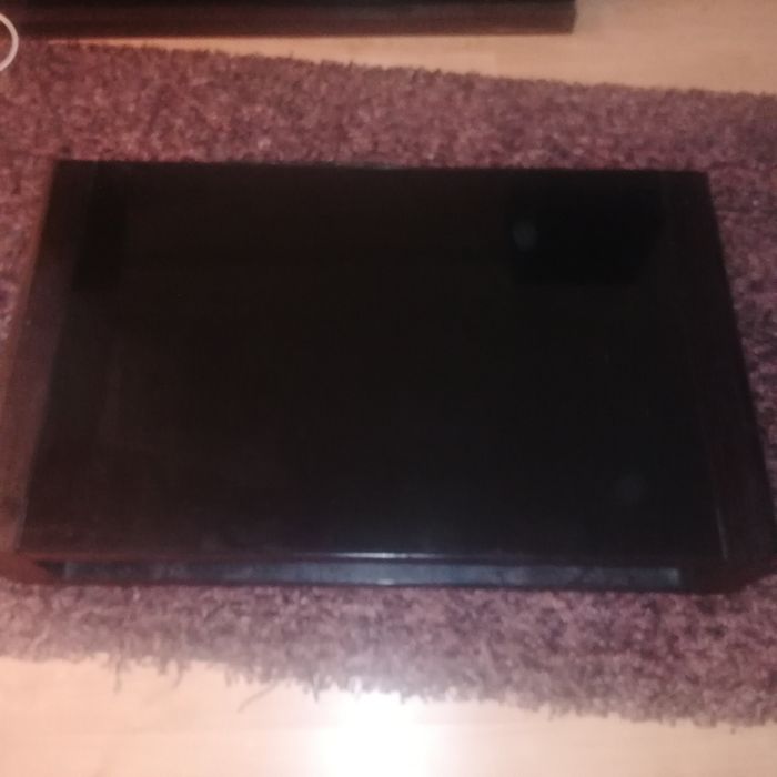 Mesa de centro em madeira maciça preta com tampo em vidro