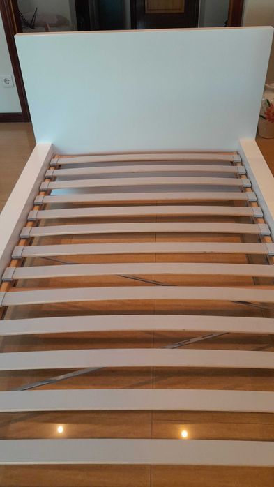 Cama Malm IKEA 90x200 cm com estrado e colchão