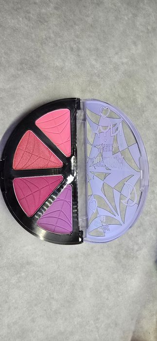 Paleta róży NYX edycja Wednesday róż do policzków