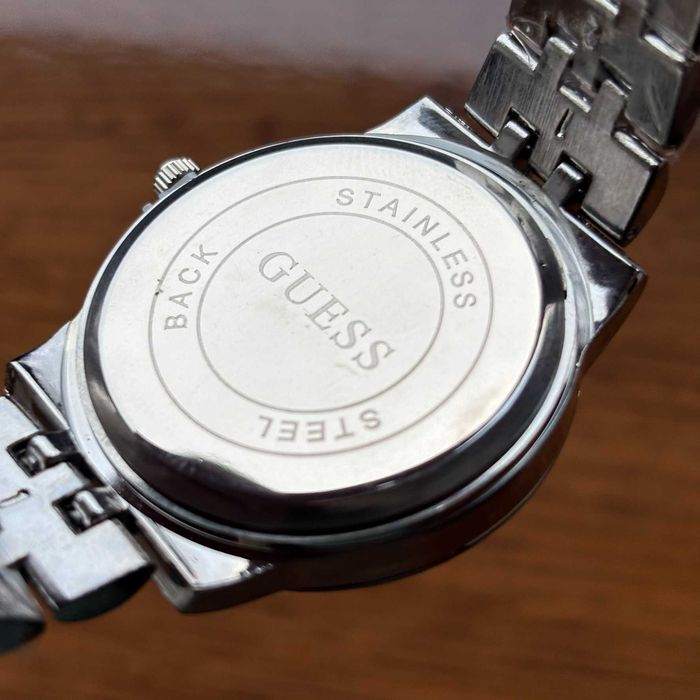 Жіночий годинник Guess срібного кольору на браслеті з робочою датою