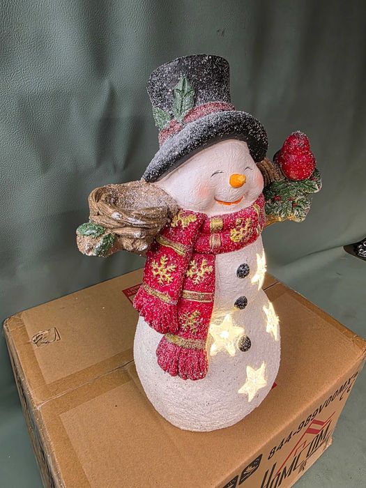 Figurka świąteczna 38 cm bałwanek z ptaszkami LED dekoracja