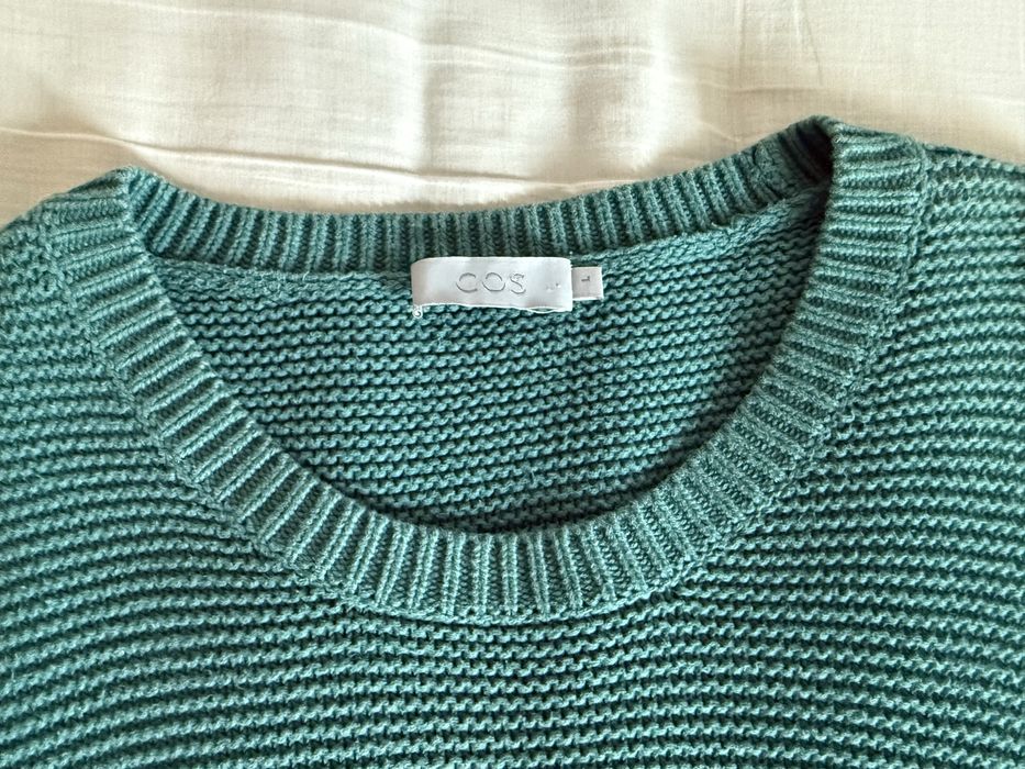 Zielony sweter COS