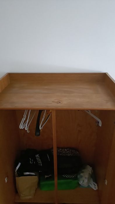 Cama mais roupeiro, em madeira e com estrado. Óptimo estado