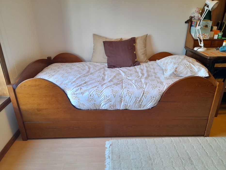 Cama dupla de solteiro em madeira cerne
