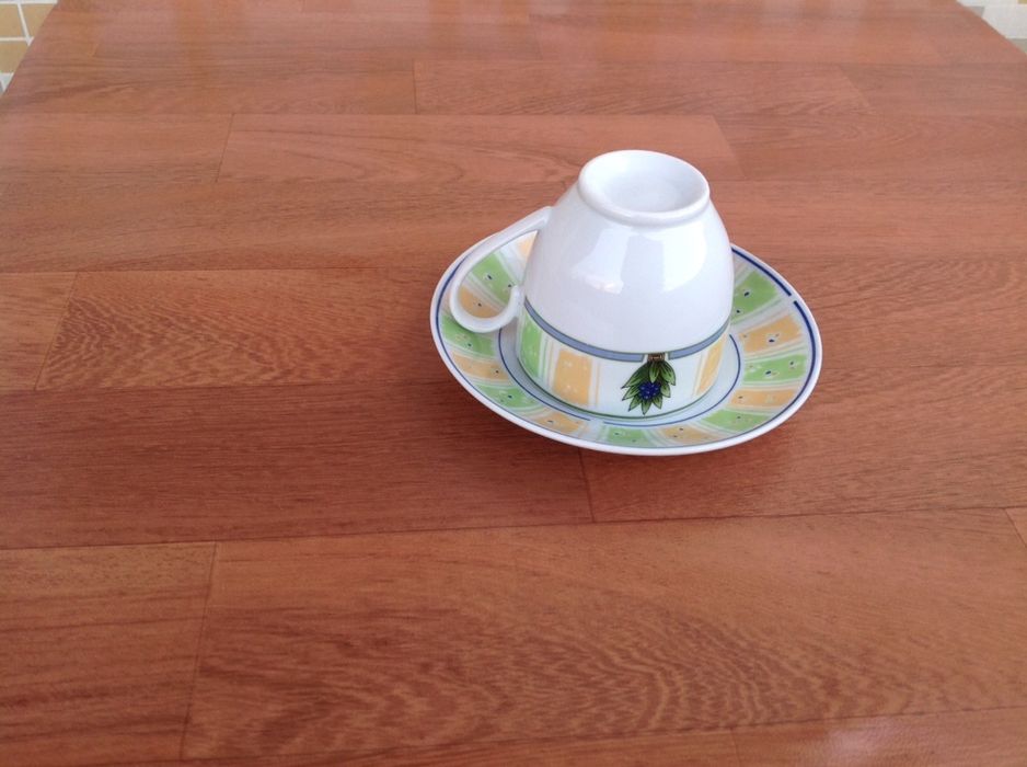 Conjunto de 4 chávenas de chá com Pires Novo na Caixa