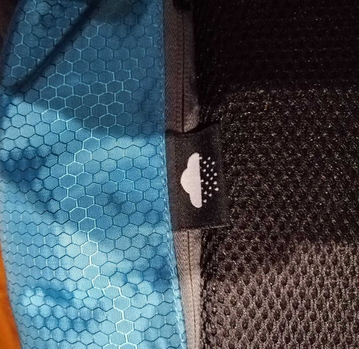 Mochilas 50x37x14 cm (com capa para chuva incluída) e 41x34x13cm