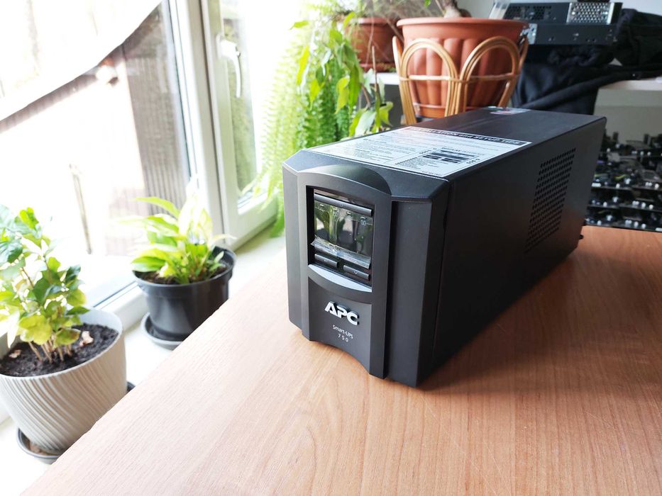 Zasilacz UPS APC Smart-UPS 750VA SMT750I (bez aku)