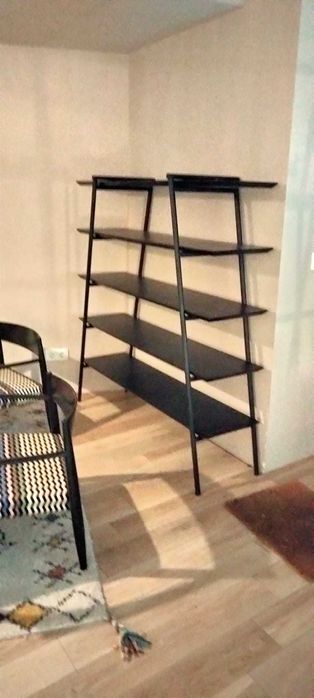 Móvel de prateleiras em madeira preta. Novo.