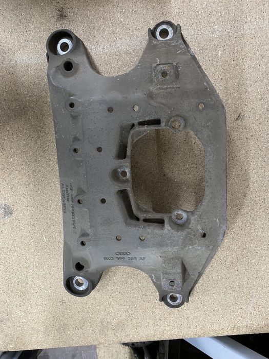 Кронштейн опора коробки передач лапа АКП Audi A4 B8 / A5 / A6