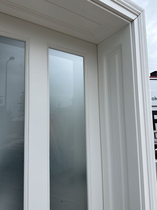 Drzwi drewniane lite sosnowe  białe z ościeżnicą kasetonową ozdobną