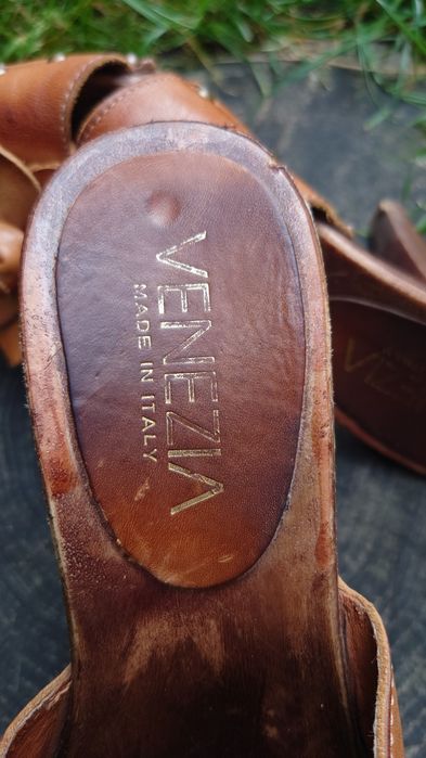 Venezia brązowe skórzane klapki koturny drewniaki platformy sandałki z kwiatem.