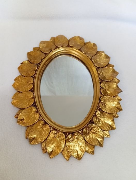 Lustra w złotych ramach