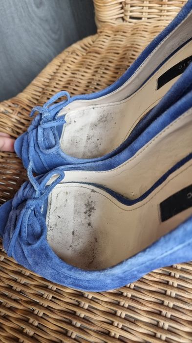 Niebieskie buty na obcasie z odkrytymi palcami