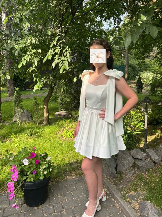 Святкова біла сукня
