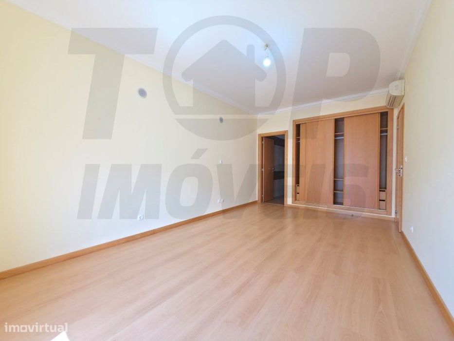 Apartamento T3 com Parqueamento - Urb. das Oliveirinhas - Samora Co...
