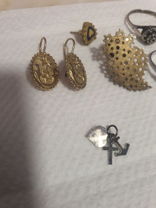 Bijuterias em prata e um pequeno coração de ouro