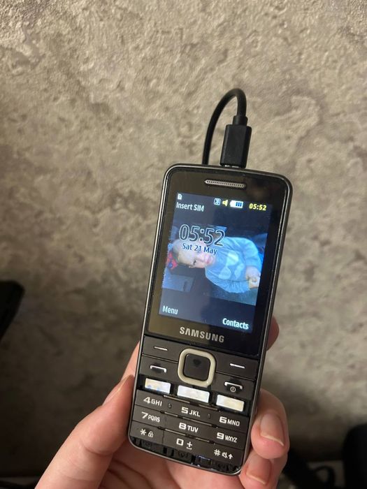 Лот кнопочних телефонів та планшет