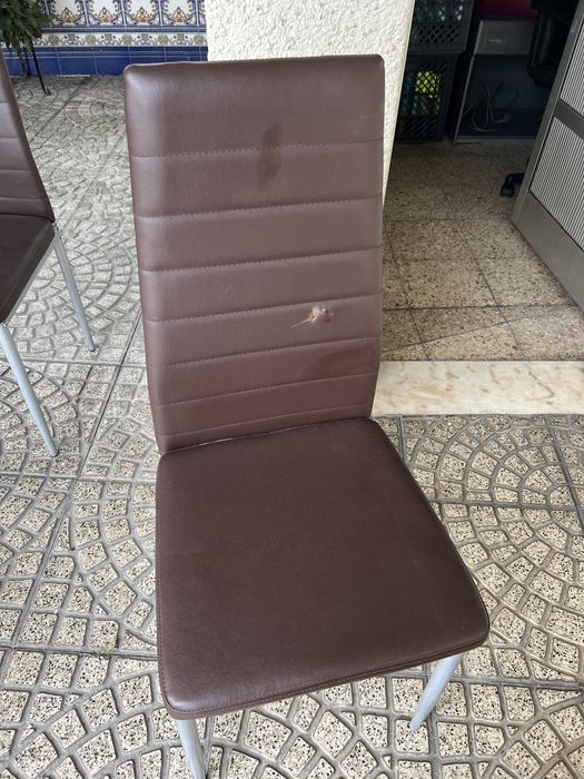 4 cadeiras em pele sintética