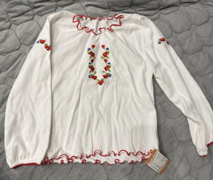 Кофта для дівчинки з вишивкою розмір 30( ріст 110-134 см)