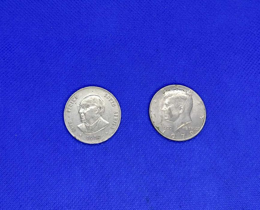 Lote de 2 moedas correntes Rand e Dólar
