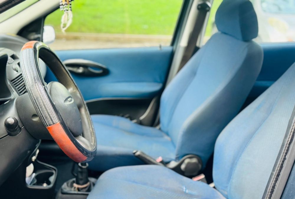 Fiat punto 1.2  gasolina ano 2002 em bom estado geral.