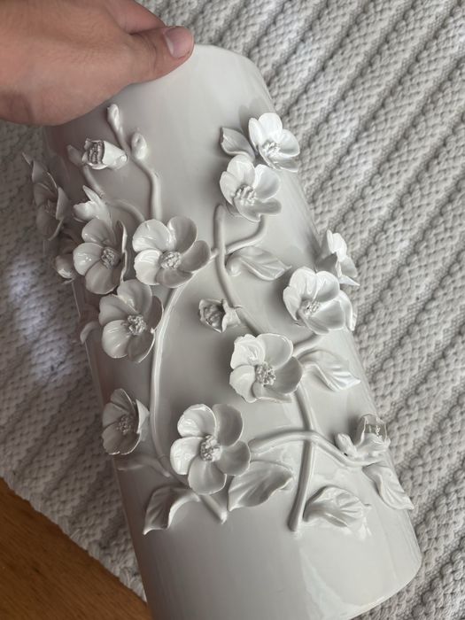 Vaso com detalhes florais