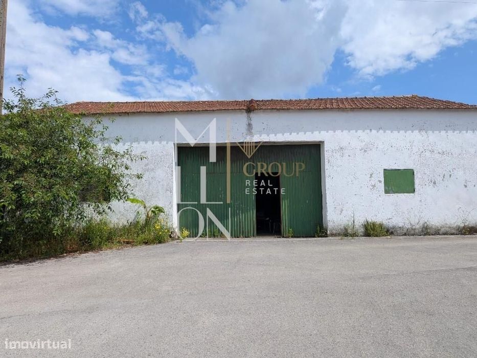Armazém/adega tradicional com cerca de 143 m2 - Caldas da Rainha