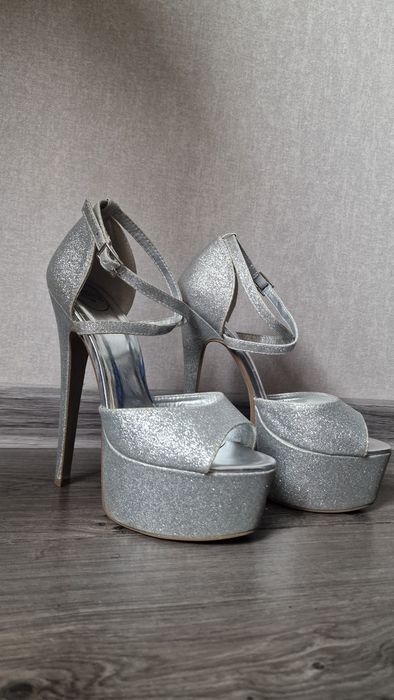 Босоніжки сріблясті на підборах